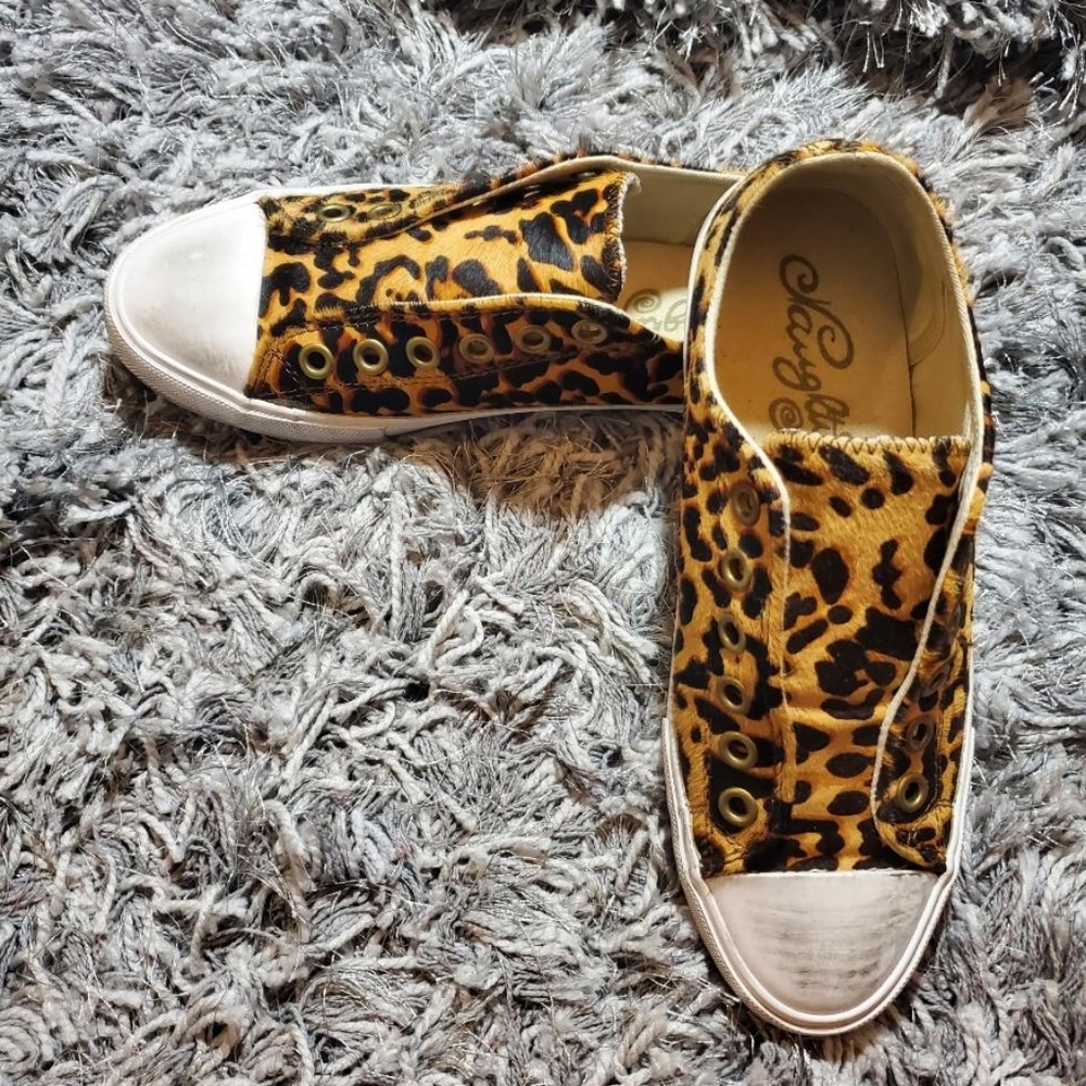 Naughty monkey slep on sneaker